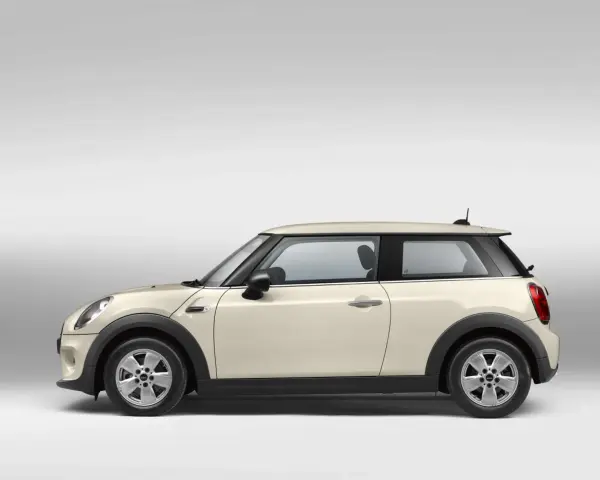 Beiger Mini Cooper im Profil. Ein Blick auf den Mini Cooper wartungsplan hilft, diesen Klassiker in Topform zu halten.