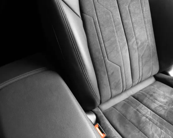 Detailaufnahme eines Autositzes mit Wildleder- und Lederakzenten. Tipps zum Entfernen von Flecken aus Wildleder.