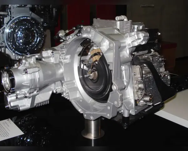 Schnittmodell eines DSG-Getriebes, das die komplexe Mechanik und die Langlebigkeit der Technologie zeigt.