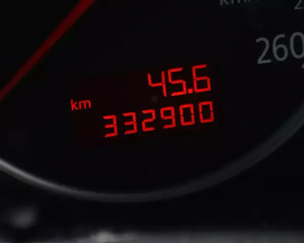 Digitalanzeige eines Autos mit 332.900 km Laufleistung. Die Anzeige zeigt auch 45.6 km/h.