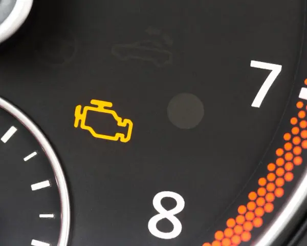 Gelbe Motorkontrollleuchte bei Hyundai: Bedeutung und was zu tun ist.