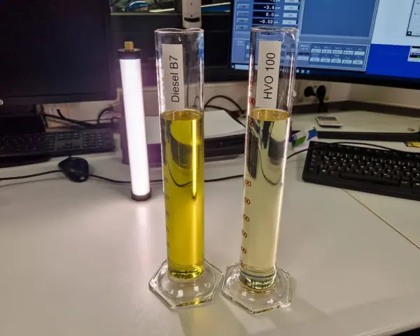 Zwei Messzylinder mit Diesel B7 und HVO 100 für einen Diesel Additiv Test des ADAC.