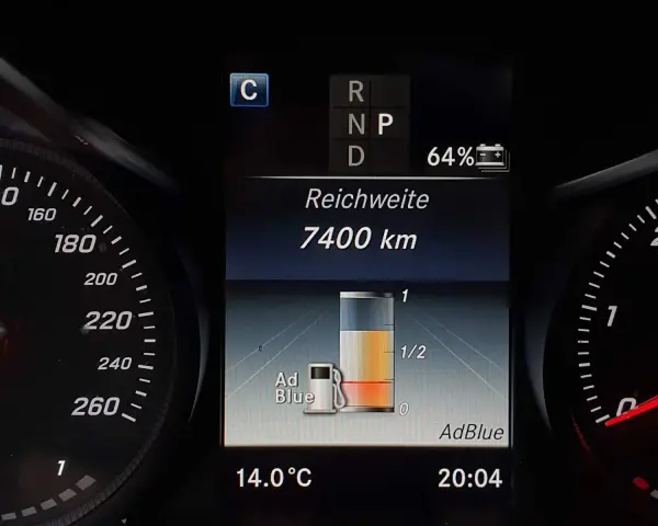 Reichweite 7400 km, AdBlue-Tank fast voll. Die Anzeige zeigt den Füllstand des AdBlue-Harnstoffs.