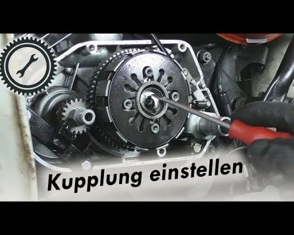 Werkzeug greift in Motorradkupplung. Ein Schraubendreher wird benutzt, um die Kupplung nachstellen.