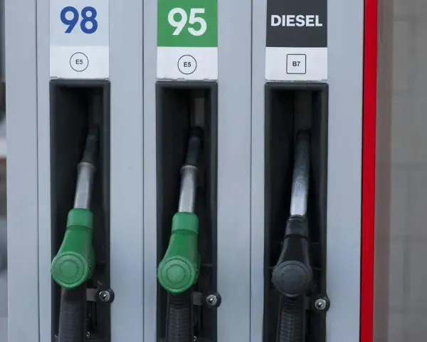 Zapfen für Benzin (98, 95) und DIESEL. Der DIESEL-Zapfen ist schwarz, bereit für den nächsten power diesel Tankvorgang.