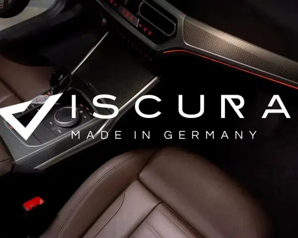 Hochwertige braune Ledersitze im Auto, bereit für die professionelle leder aufbereiten. Das Interieur zeigt dezent beleuchtete Akzente.