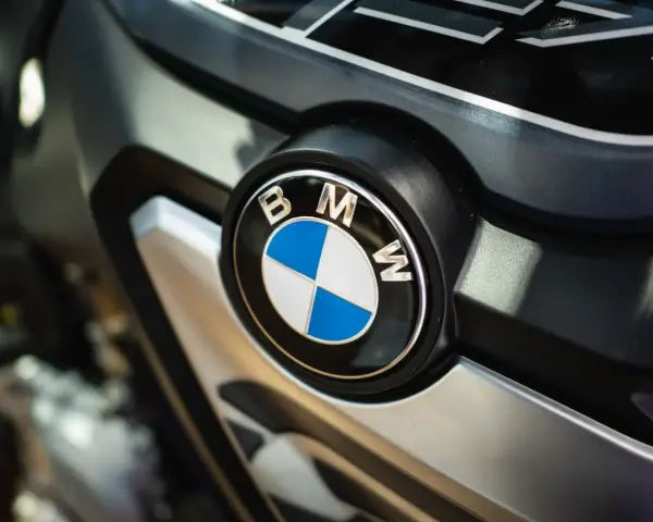 Nahaufnahme des BMW-Logos auf einem Motorrad. Wichtige Informationen zu BMW Serviceintervallen sind hier zu finden.