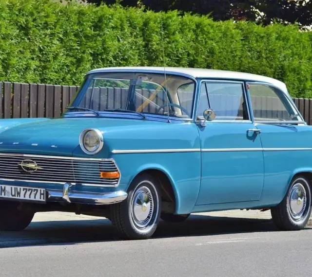 Ein blauer Opel Rekord P2 von 1960. Ab wann ist ein Auto ein Oldtimer? Dieses Schmuckstück ist definitiv einer!