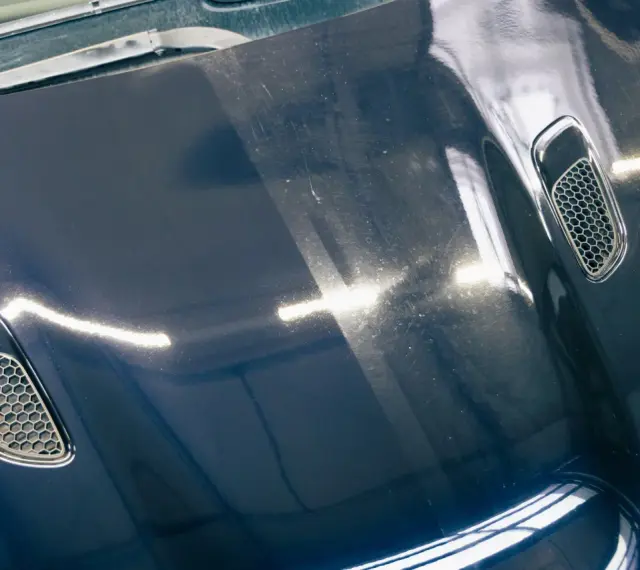 Vergleich: Eine polierte und eine matte Motorhaube. Informieren Sie sich über die auto polieren kosten für diesen Glanz.