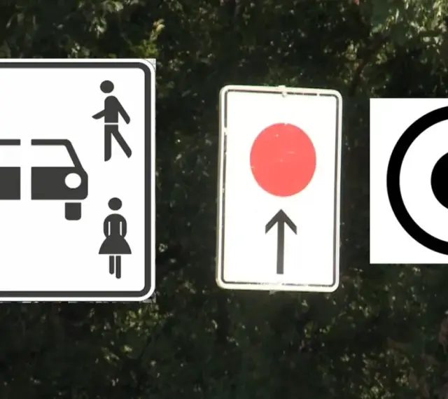 Drei neue Verkehrsschilder: Parkplatz mit Fußgängern, Einfahrt verboten mit rotem Kreis und ein Zielzeichen.