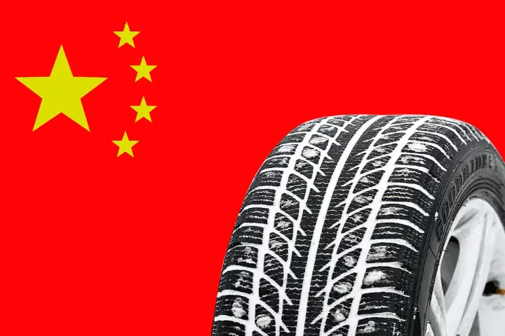 Winterreifen von Goodride im Test vor der chinesischen Flagge.