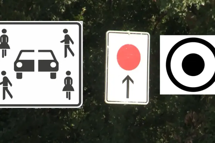 Drei neue Verkehrsschilder: Parkplatz mit Fußgängern, Einfahrt verboten mit rotem Kreis und ein Zielzeichen.