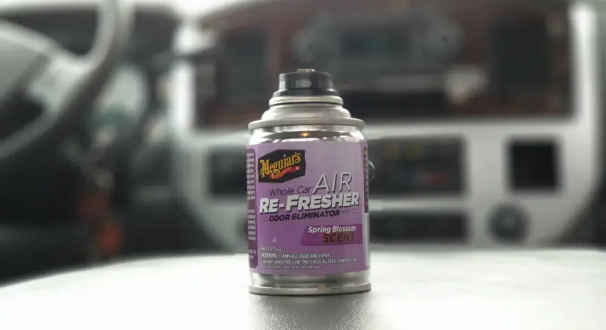 Dose "Meguiar's Whole Car Air Re-Fresher" mit Frühlingsblütenduft hilft, unangenehme Gerüche im Auto zu entfernen.