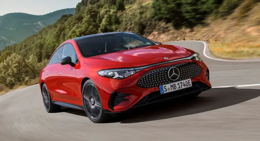 Roter Mercedes fährt kurvig durch bergige Landschaft. Perfekt für lange Fahrten, denken Sie an die Mercedes Serviceintervalle.