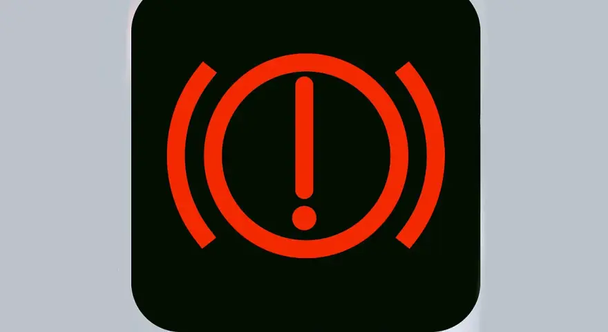 Rotes Warnsymbol im Auto: Bremsflüssigkeit prüfen oder Handbremse lösen. Die BMW Service Anzeige Bedeutung ist hier klar: Handeln Sie!