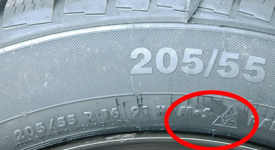 Nahaufnahme eines Reifens mit der Kennzeichnung 205/55 R16. Deutlich sichtbar ist das M+S Symbol, das auf einen Ganzjahresreifen hinweist.