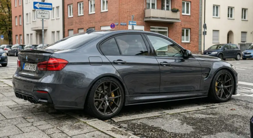 Grauer BMW M3 parkt auf Kopfsteinpflaster. Die Werkstatt bekommt das Ersatzteil nicht, der Wagen wartet.