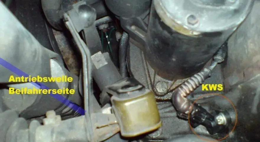 Kurbelwellensensor (KWS) defekt symptome? Hier ist der KWS, der die Drehzahl des Motors misst. Ein defekter KWS kann zu Startschwierigkeiten führen.