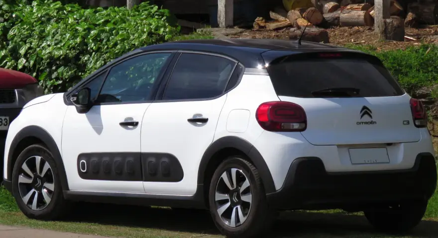 Weißer Citroën C3 mit schwarzem Dach, bereit für den nächsten Citroën Wartungsplan.
