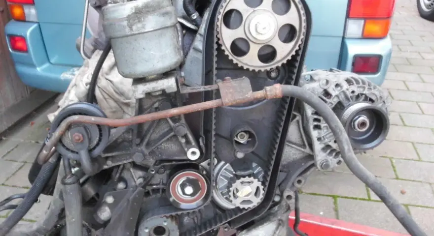 Motor mit sichtbarem t4 zahnriemen, Spannrolle und Lichtmaschine.