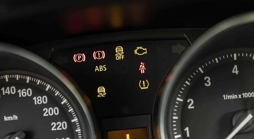 BMW Kontrollleuchten Symbole: ABS, Handbremse, Motor, Reifen und mehr leuchten auf dem Armaturenbrett.