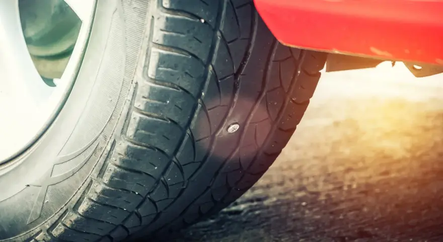 Ein Nagel steckt in einem Autoreifen, aber keine Sorge, reifen flicken erlaubt!