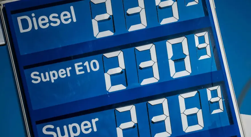 Preisschild an einer Tankstelle: Diesel 2,359€, Super E10 2,309€, Super 2,369€. Nicht jedes Auto kann E10 tanken.