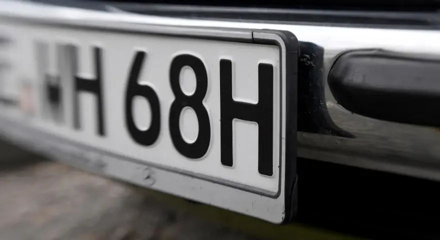 Nahaufnahme eines Nummernschilds eines Oldtimers. Dieses Fahrzeug darf die Umweltzone befahren.