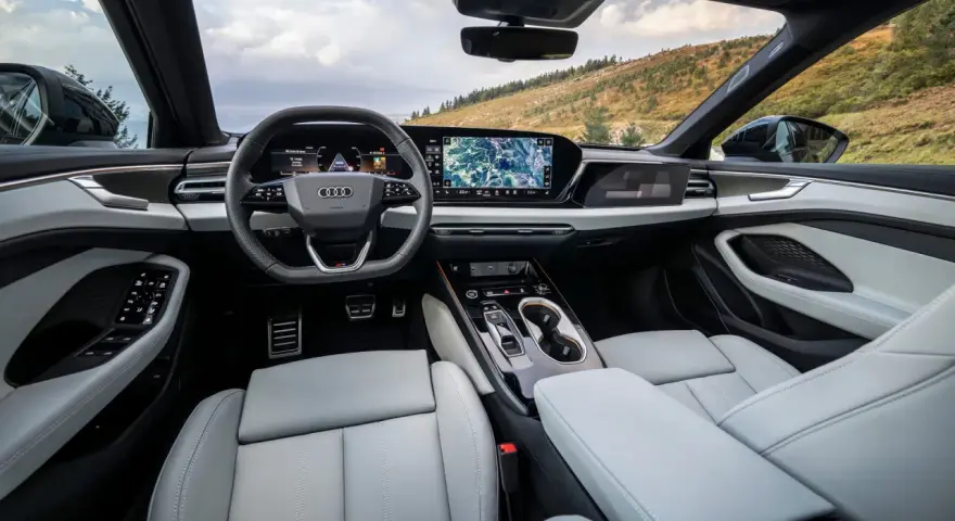 Moderner audi a6 innenraum mit großem Infotainment-Display und digitalen Instrumenten, bereit für die Fahrt durch malerische Landschaften.