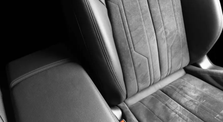 Detailaufnahme eines Autositzes mit Wildleder- und Lederakzenten. Tipps zum Entfernen von Flecken aus Wildleder.