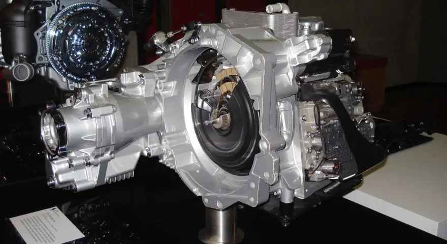 Schnittmodell eines DSG-Getriebes, das die komplexe Mechanik und die Langlebigkeit der Technologie zeigt.