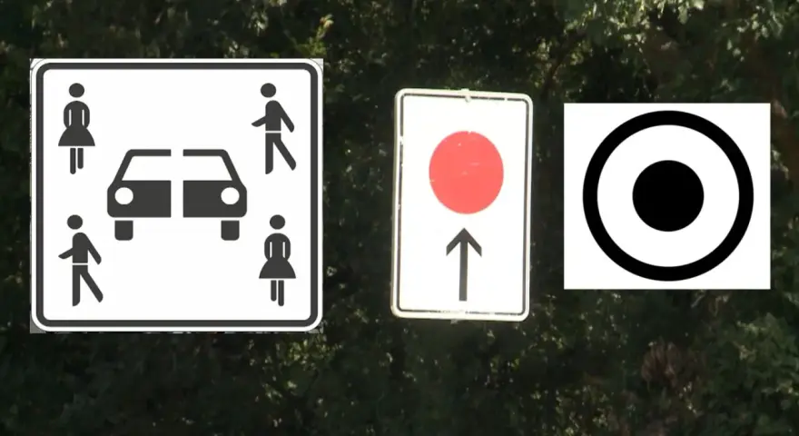 Drei neue Verkehrsschilder: Parkplatz mit Fußgängern, Einfahrt verboten mit rotem Kreis und ein Zielzeichen.
