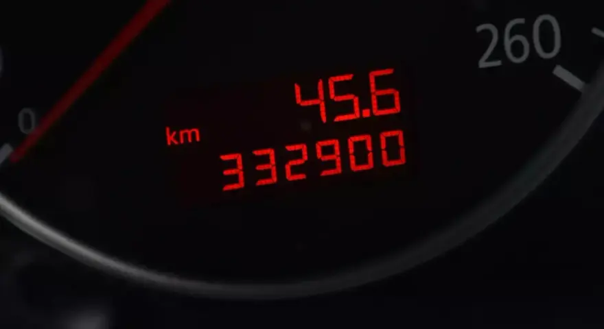 Digitalanzeige eines Autos mit 332.900 km Laufleistung. Die Anzeige zeigt auch 45.6 km/h.