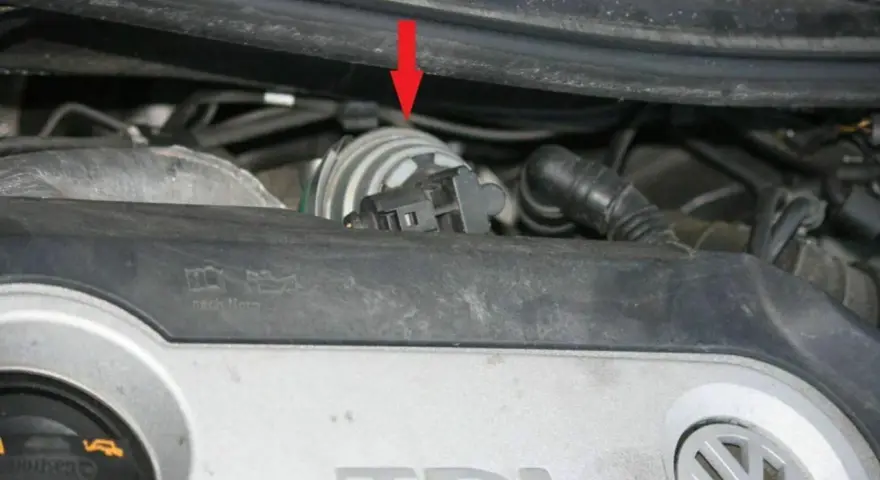 Roter Pfeil zeigt auf ein Bauteil im Motorraum. Mögliche abgasdrucksensor defekt symptome können hier ihren Ursprung haben.
