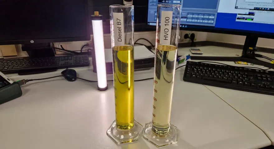 Zwei Messzylinder mit Diesel B7 und HVO 100 für einen Diesel Additiv Test des ADAC.