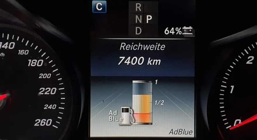 Reichweite 7400 km, AdBlue-Tank fast voll. Die Anzeige zeigt den Füllstand des AdBlue-Harnstoffs.
