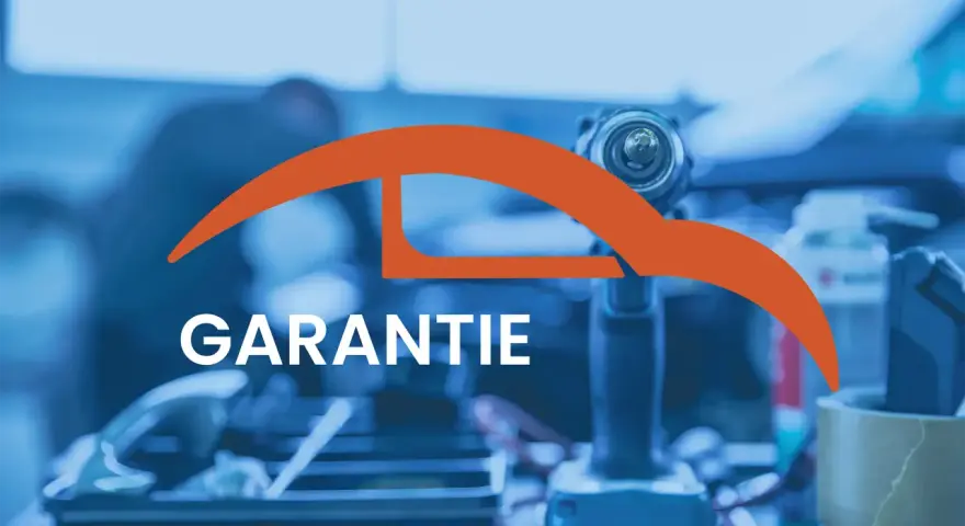 Werkstatt-Szene mit Werkzeug und dem Wort "GARANTIE". Informiert über die Dauer der Garantie auf Reparaturen und Ersatzteile für Autos.