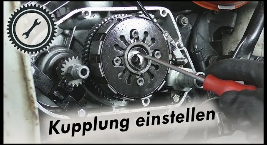 Werkzeug greift in Motorradkupplung. Ein Schraubendreher wird benutzt, um die Kupplung nachstellen.
