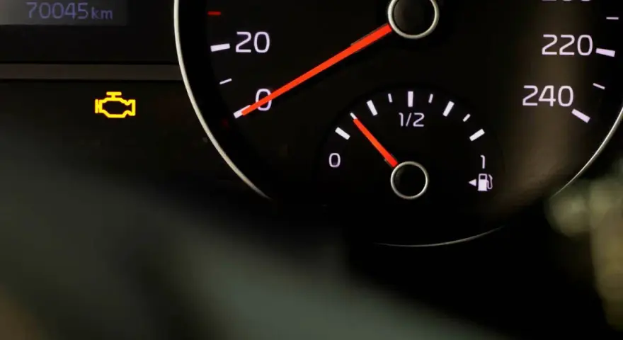 Motorkontrollleuchte blinkt und geht wieder aus. Der Kilometerstand beträgt 70045 km. Die Tankanzeige ist fast leer.