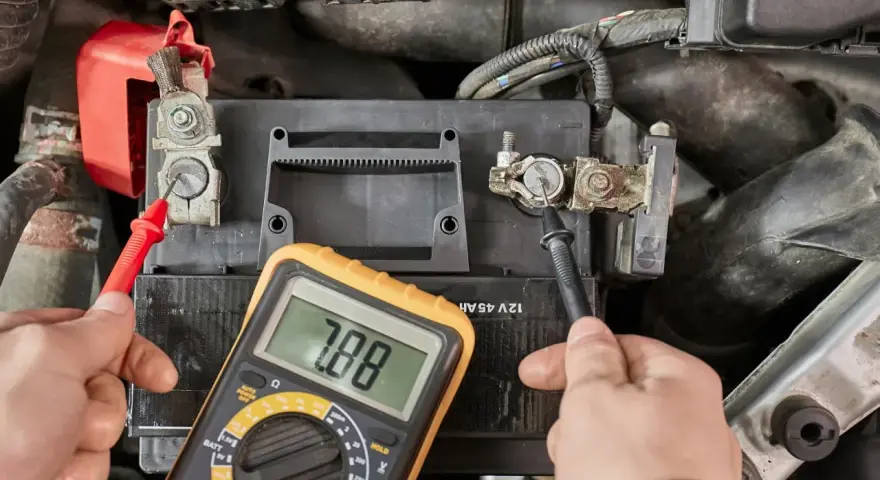 Messung des Batterie ladezustand mit einem Multimeter. Die Anzeige zeigt 7.88 Volt.