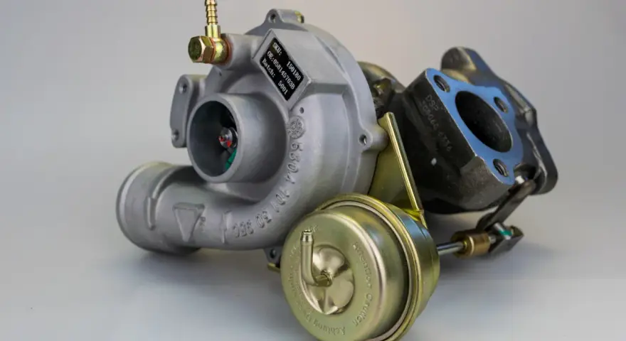 Turbolader mit Wastegate-Aktuator. Anzeichen für einen turbolader undicht symptome sind Leistungsverlust und ungewöhnliche Geräusche.