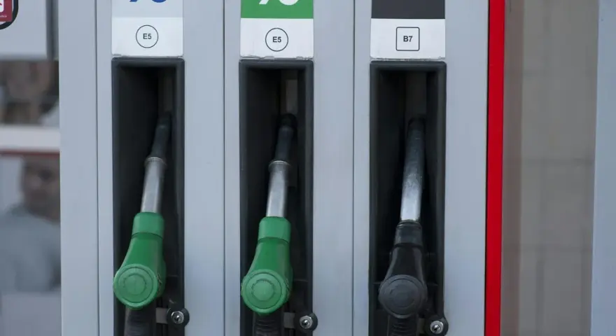 Zapfen für Benzin (98, 95) und DIESEL. Der DIESEL-Zapfen ist schwarz, bereit für den nächsten power diesel Tankvorgang.