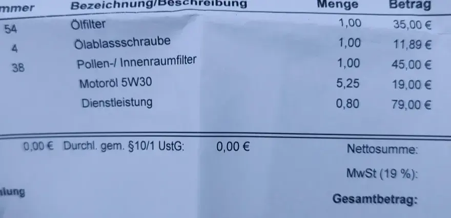 Rechnung für Auto-Service: Ölwechsel, Filter, Motoröl und Dienstleistung. Die auto elektronik reparatur kosten sind hier nicht aufgeführt, aber die Gesamtkosten betragen 303,26 €.