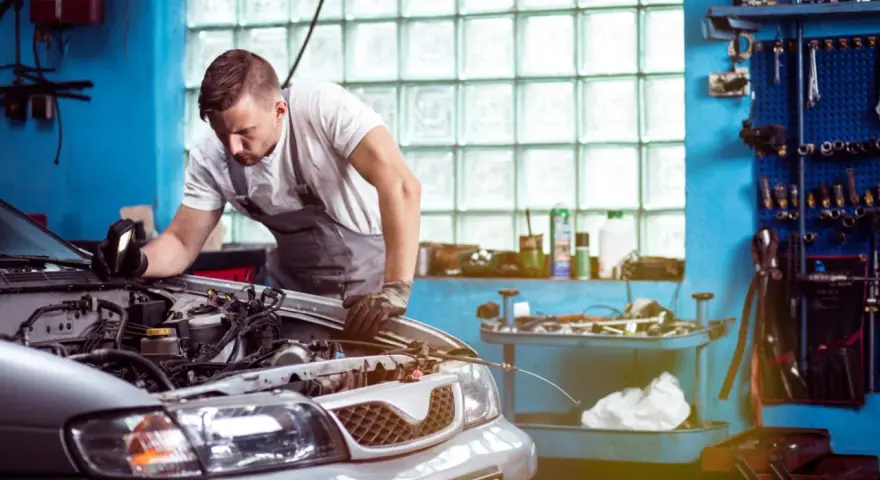 Mechaniker untersucht Motor. Er hofft, dass das Auto nach der Reparatur wieder funktioniert, aber es scheint, als ob das Auto nach Reparatur wieder defekt ist.