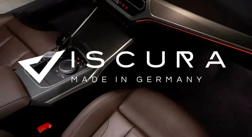 Hochwertige braune Ledersitze im Auto, bereit für die professionelle leder aufbereiten. Das Interieur zeigt dezent beleuchtete Akzente.