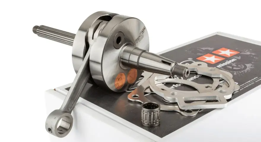 Hochwertige Kurbelwelle für Auto-Tuning, mit Pleuel und Lager, bereit für mehr Leistung.