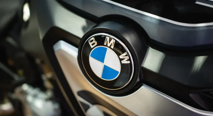 Nahaufnahme des BMW-Logos auf einem Motorrad. Wichtige Informationen zu BMW Serviceintervallen sind hier zu finden.