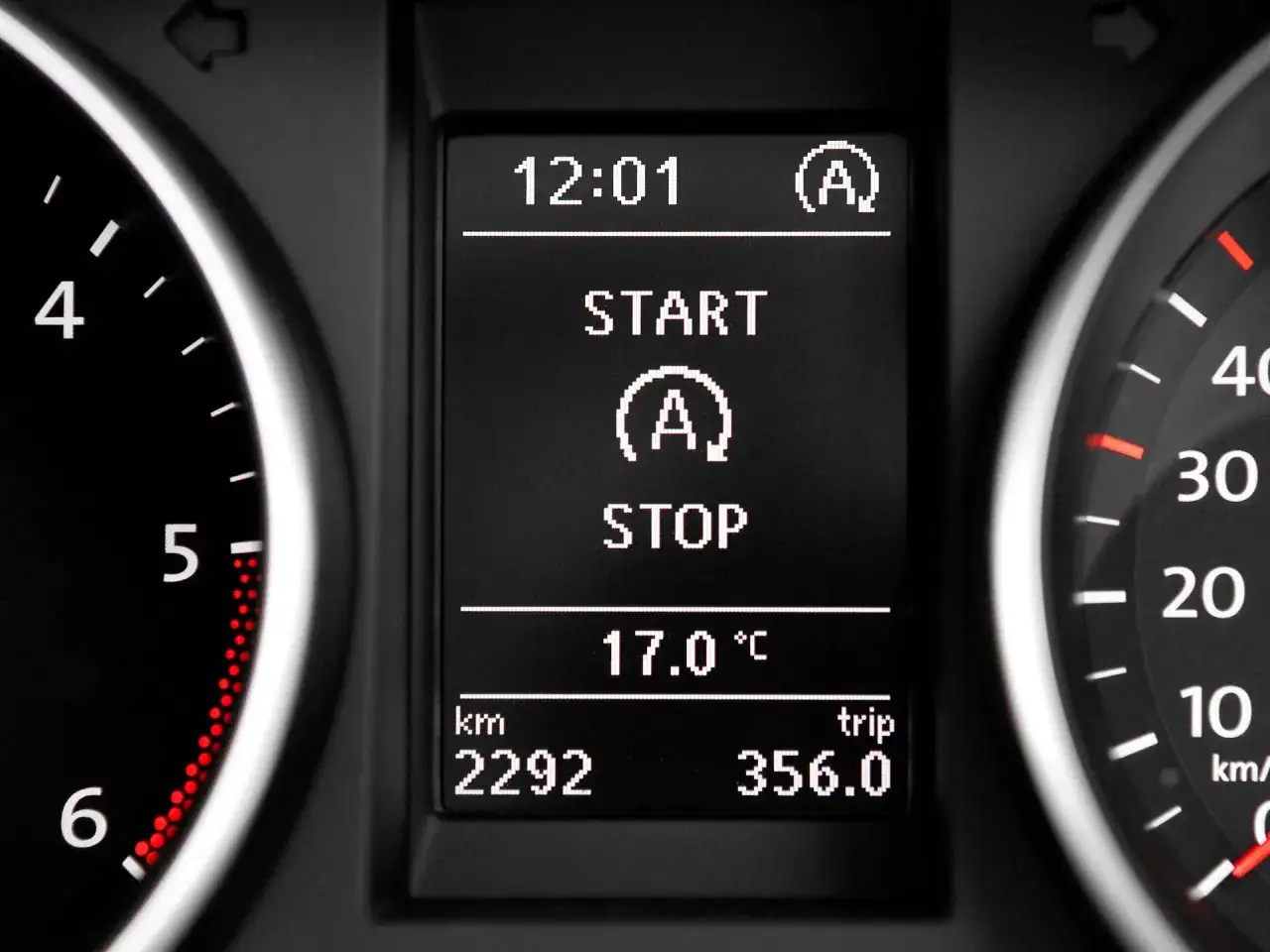 Armaturenbrett eines Autos mit Kilometerstand 2292 und 356 km Trip. Die Au&szlig;entemperatur betr&auml;gt 17&deg;C. Ein Kreis mit einem 