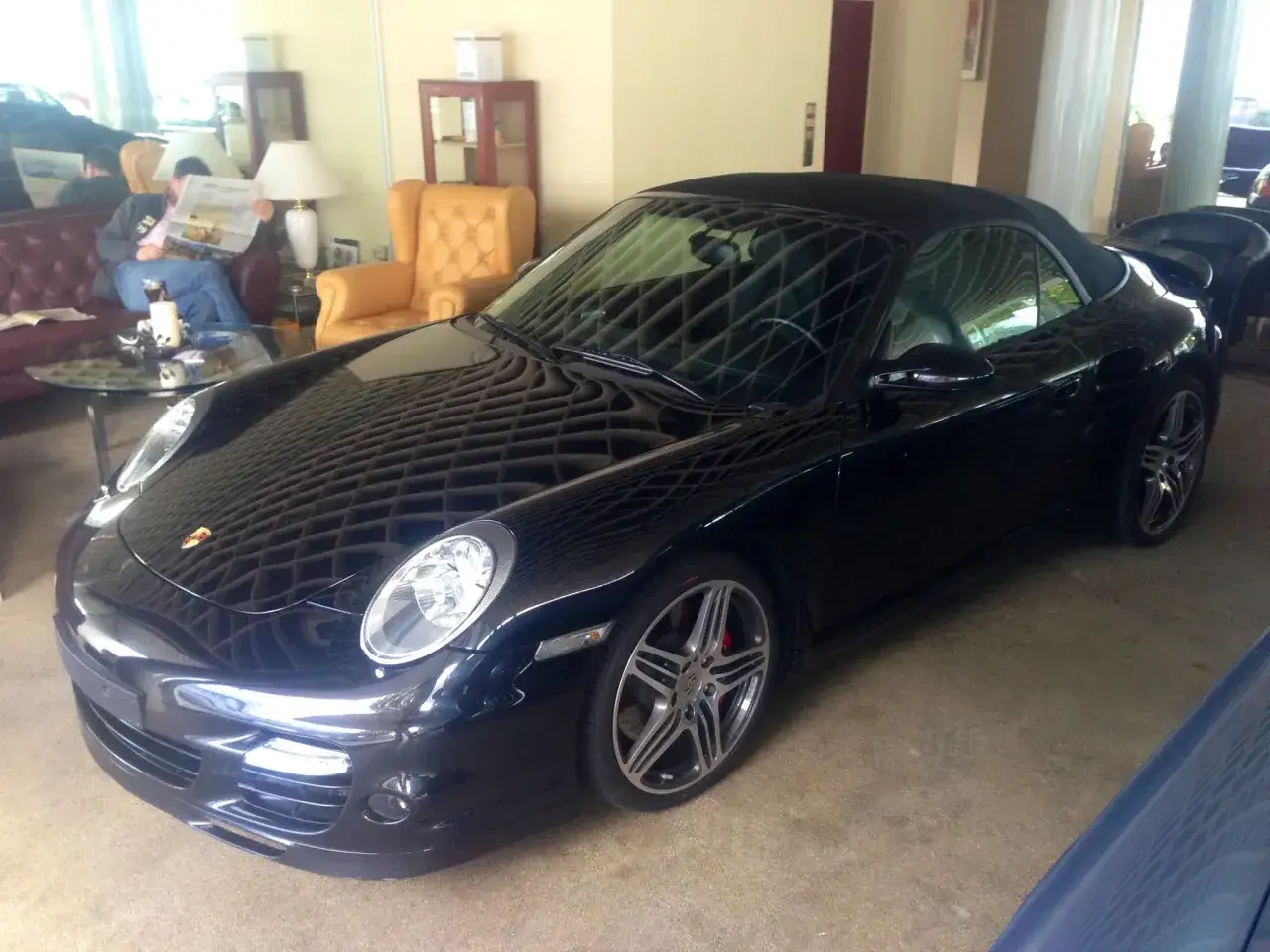Schwarzer Porsche Cabrio wartet auf Service. Die Kosten f&uuml;r Porsche Service sind hier ein Thema.
