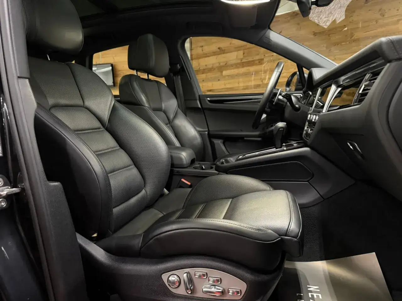 Der luxuri&ouml;se porsche macan s innenraum mit perforierten Ledersitzen und einem modernen Armaturenbrett.